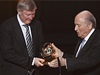 Zlatý mí FIFA - Prezidentova cena (za pínos fotbalu): trenér Alex Ferguson (vlevo) z Manchesteru United