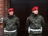 Policie ped vojenskou prokuraturou v Poznani, kde se postelil Mikolaj Przybyl  