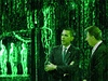 Barack Obama zírá na Matrix.