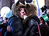 Steven a Lauren MacWithey si nenechali oslavu na Times Square ujít, ale peci jenom se vyzbrojili proti chladnému poasí. 