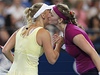 Dánská tenistka Caroline Wozniacká gratuluje eské vítzce Pete Kvitové. 
