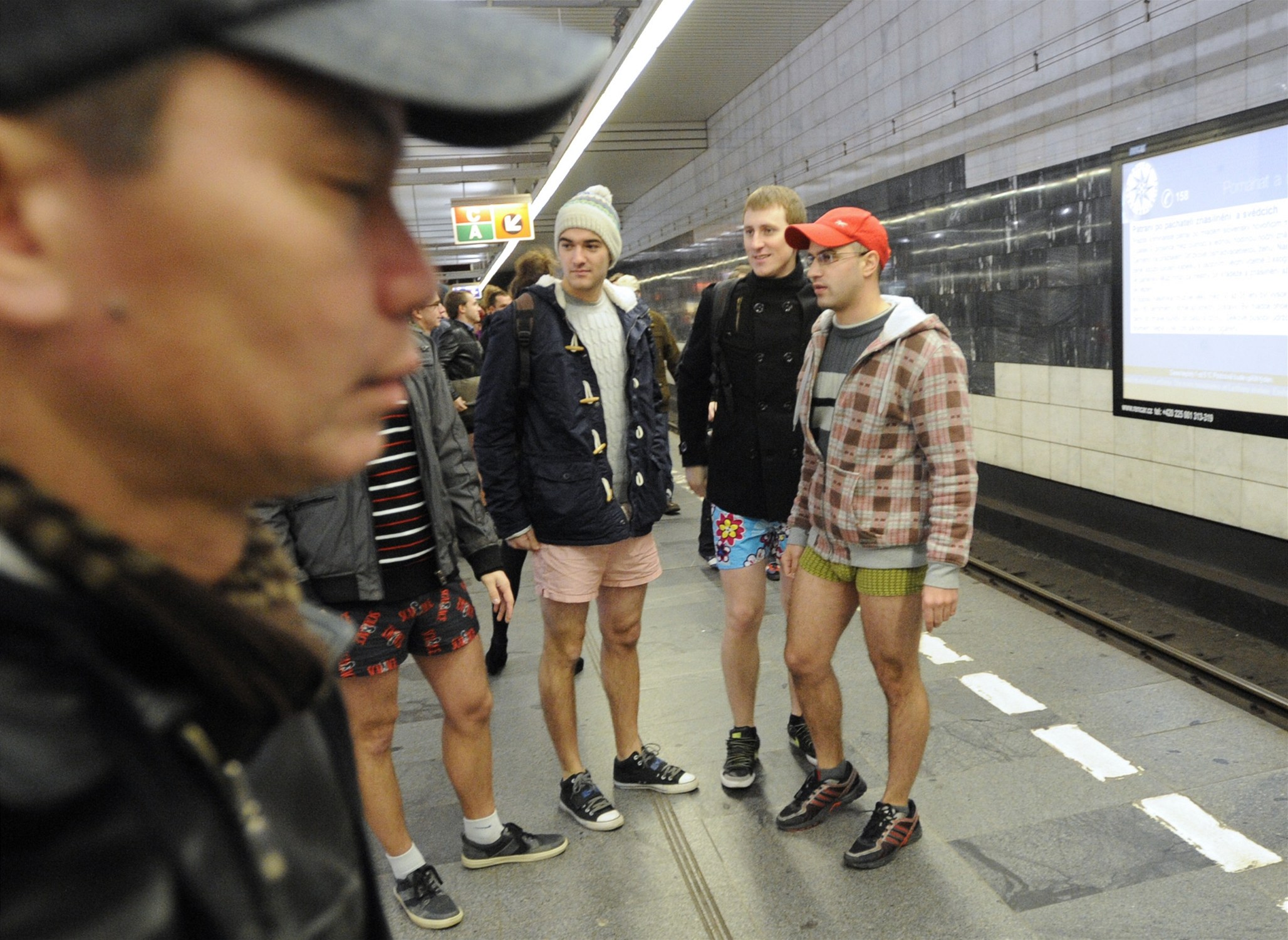 Pra�ské metro ovládli cestující bez kalhot