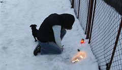 V Tanvaldu lidé zapalují svíky. Poheb zasteleného Roma bude v sobotu, eká se i demonstrace