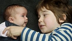 Britská dvojata: chlapec Reuben se narodil díky umlému oplodnní v roce 2006 a dívka Floren pila na svt o pt let pozdji ze zmrazeného embrya.
