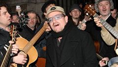Bono zpíval o Vánocích v Dublinu kolemjdoucím Tichou noc