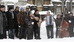 Na poh�bu zahrála romská kapela.