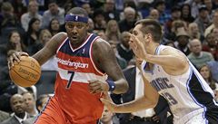 Zápas NBA mezi Washingtonem Wizards a Orlandem Magic. Vlevo Andray Blatche z Washingtonu, vpravo Ryan Anderson z Orlanda 