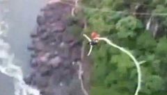 Pi bungee jumpingu spadla do eky pln krokodl