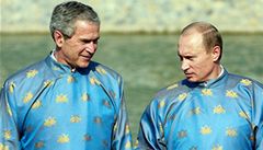 Putin zírá na Bushe v košili.