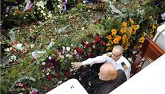 Lo je doslova obsypána kvtinami. Nkteré z nich jet bhem plavby házeli pihlíející z mostu pímo na palubu.