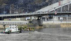 Lidé, kteí se chtjí symbolicky rozlouit s Václavem Havlem, ekají tém vude, kudy lo proplouvá. 