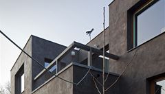 �lenitá ji�ní fasáda dob�e ukrývá terasu ve druhém pat�e.