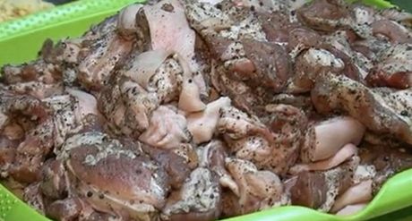 Policie zabavila 2,5 tuny nelegálního jídla pipravovaného v nehygienických podmínkách