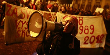 Stovky student a pedagog Univerzity Karlovy se vydaly od praské právnické fakulty na pochod k sídlu vlády. Protestují proti reform vysokých kol. 