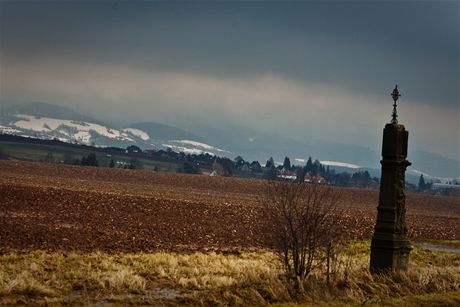 Broumovsko. Na Broumovsku se údajn nachází podzemní loiska zemního plynu v bidliných vrstvách, ze kterých by mohl být ten frakturací vrstvy a horizontálními vrty.