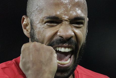 Útoník Thierry Henry se trefil hned pi prvním zápase po návratu do Arsenalu a vystelil anglickému klubu vítzství v Anglickém poháru