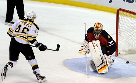 eský hokejista z Bostonu Bruins David Krejí promuje v NHL rozhodující nájezd proti Florid Panthers 