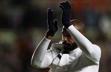 Fotbalista Thierry Henry dkuje fanoukm Arsenalu po porce se Swansea 