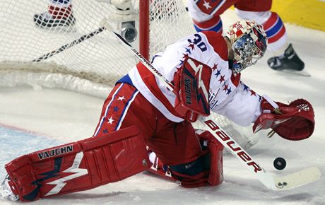 eský branká Michal Neuvirth z Washingtonu Capitals zazáil v zápase NHL proti Montrealu Canadians 