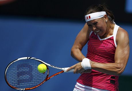 eská tenistka Lucie Hradecká prohrála v Melbourne s favorizovanou Ruskou Verou Zvonarevovou