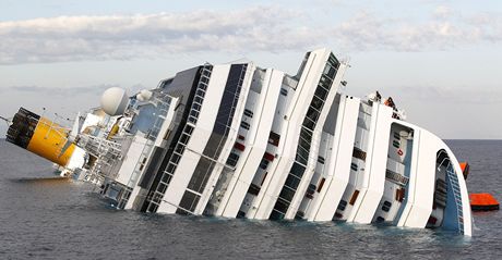 Luxusn lo Costa Concordia najela u ostrova Giglio na tes a potopila se.