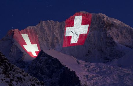 K výroí byly na horu Jungfrau, kam eleznice vede, promítány výcarské vlajky.