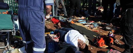 Pijímací ízení na univerzitu v jihoafrickém Johannesburgu doprovázelo násilí. Na snímku ena zranná pi tlaenici.
