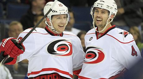 Vlevo Jií Tlustý (Carolina Hurricanes)