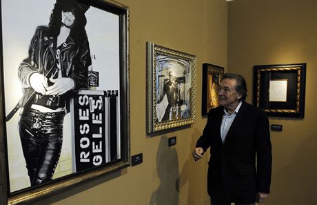 Karel Gott u obrazu od Celiny s názvem Slash, který je jedním z exponát výstavy The Art of Hard Rock: Pocta Praze.