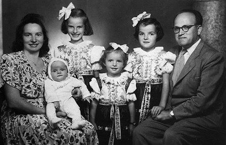 Manželé Mištinovi a jejich čtyři dcery - Livia u otce 