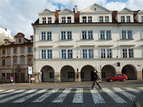 Ve svém vstníku Klub za starou Prahu kritizuje architektonický návrh pestavby historického domu v Loretánské ulici pro úely Knihovny Václava Havla. 