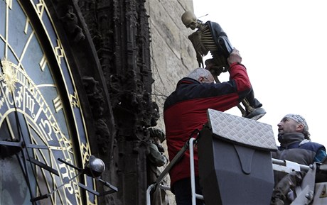 Restaurátoři sundavají ze Staroměstského orloje sochu Smrtky.