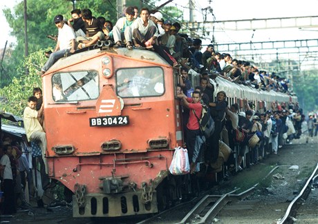 I takhle vypadá elezniní doprava v Indonésii (archivní foto).