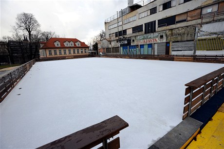 Na místě bývalého stadionu Štvanice vyrostlo venkovní kluziště.