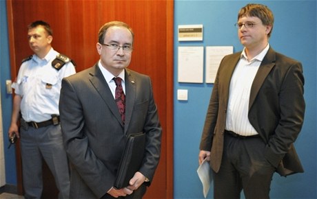 Bývalý předseda zrušené Dělnické strany Tomáš Vandas (vlevo) u brněnského městského soudu. Vpravo je soudní znalec Michal Mazel.