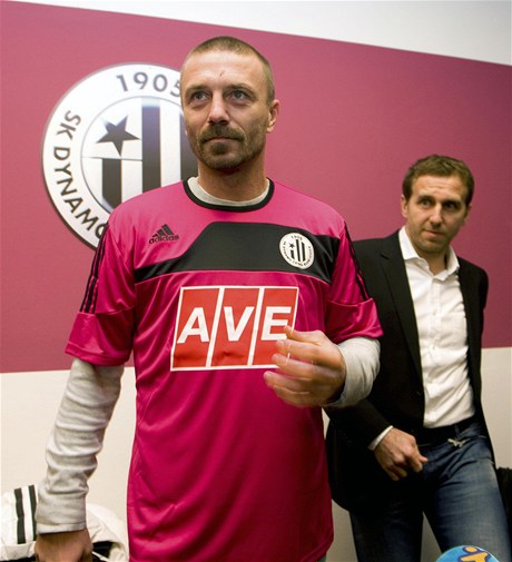 Fotbalista Tomáš Řepka podepsal na rok a půl smlouvu v Českých Budějovicích. Vpravo je majitel klubu Karel Poborský.