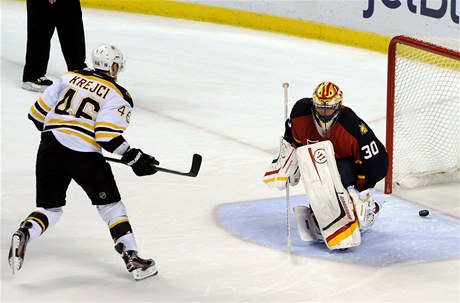 Český hokejista z Bostonu Bruins David Krejčí proměňuje v NHL rozhodující nájezd proti Floridě Panthers 