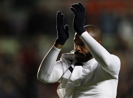 Fotbalista Thierry Henry děkuje fanouškům Arsenalu po porážce se Swansea 