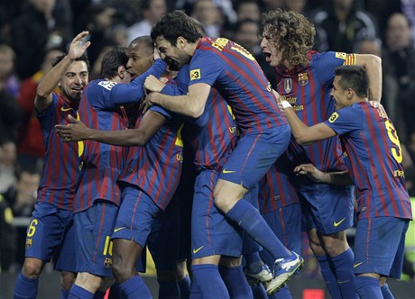 Fotbalisté Barcelony slaví první gól do sít Realu Madrid v úvodním zápase panlského poháru
