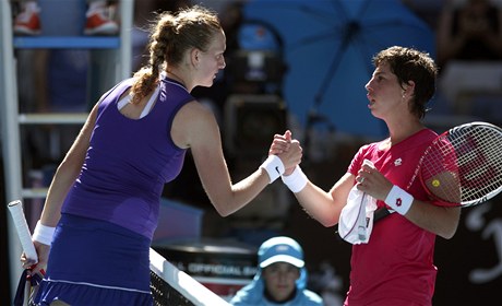 Česká tenistka Petra Kvitová a její španělská soupeřka Carla Suárezová Navarrová  