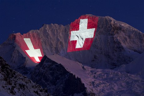 K výročí byly na horu Jungfrau, kam železnice vede, promítány švýcarské vlajky.
