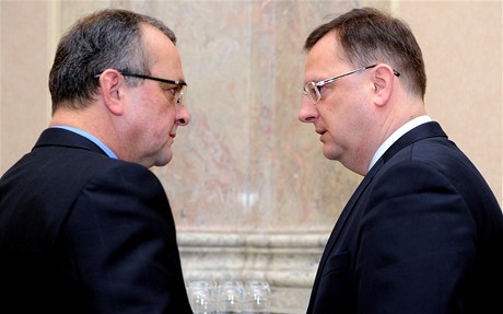Premiér Petr Nečas (vpravo) v diskuzi s ministrem financí Miroslavem Kalouskem.
