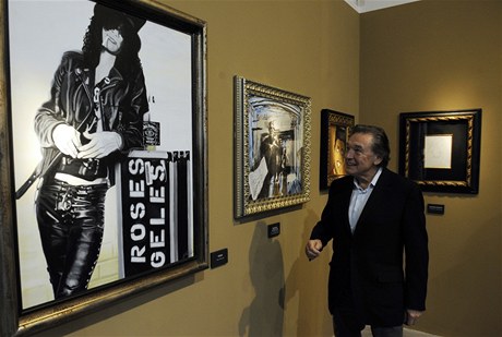 Karel Gott u obrazu od Celiny s názvem Slash, který je jedním z exponát výstavy The Art of Hard Rock: Pocta Praze.