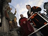 Správce orloje Petr Skála (vlevo) spolu s Milanem Malinou z firmy Hainz se chystají sejmout sochu Marnivce. 