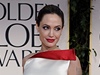 Angelina Jolie oblékla bílou saténovou róbu bez ramínek s akcentem ervené na ivtku z dílny Versace.