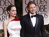 Angelina Jolie zvolila bílou saténovou róbu s akcentem ervené na ivtku z...