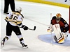 eský hokejista z Bostonu Bruins David Krejí promuje v NHL rozhodující nájezd proti Florid Panthers 