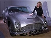 Bond Girl Britt Ekland pózuje s vozem Aston Martin DB5 z filmu Goldfinger.