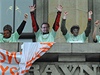 Protestující s maskami na balkon Právnické fakulty.