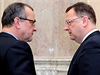 Premiér Petr Neas (vpravo) v diskuzi s ministrem financí Miroslavem Kalouskem.
